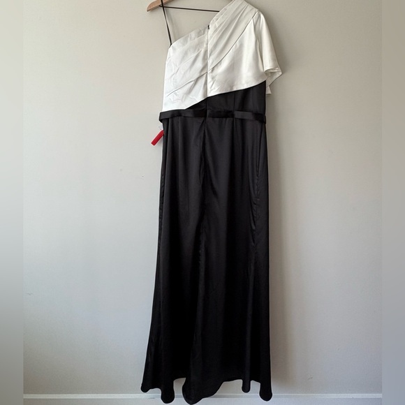 Ieena for Mac Duggal One Shoulder Gown(Flawed) - Picture 4 of 15